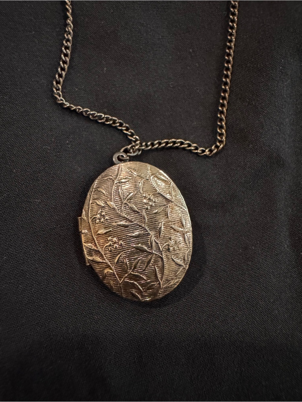 Vintage Silver Tone Oval Locket Necklace Etched Floral Leaf Photo Pendant Charm